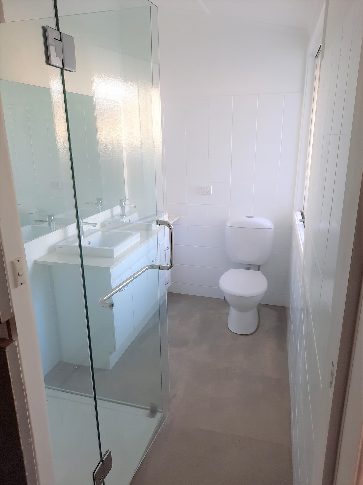 4 bedroom town house 15mins from the city VIA bus