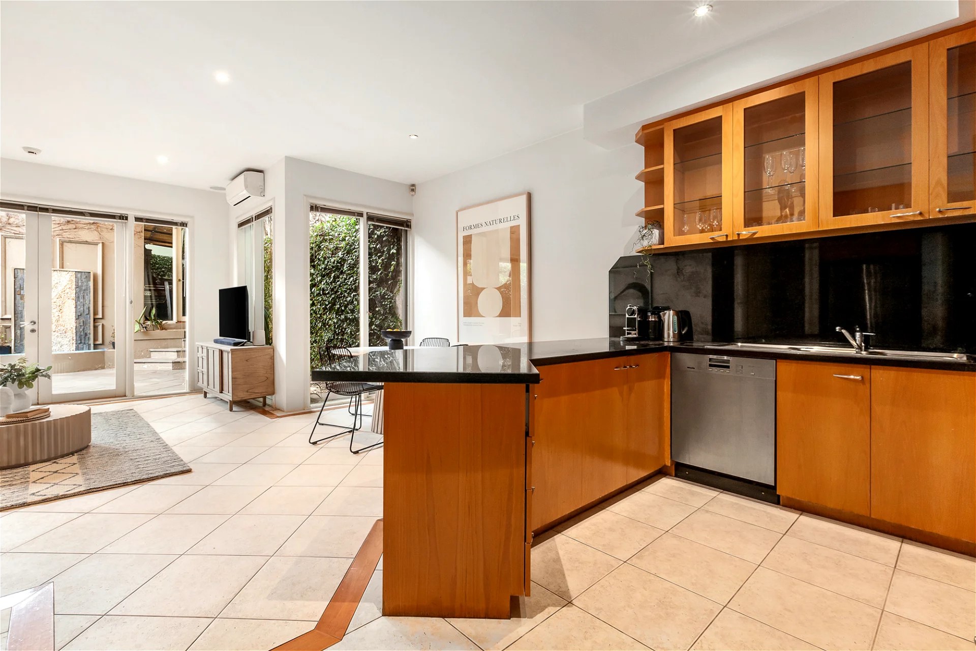 Rent $2500 per/week fully furnished 2