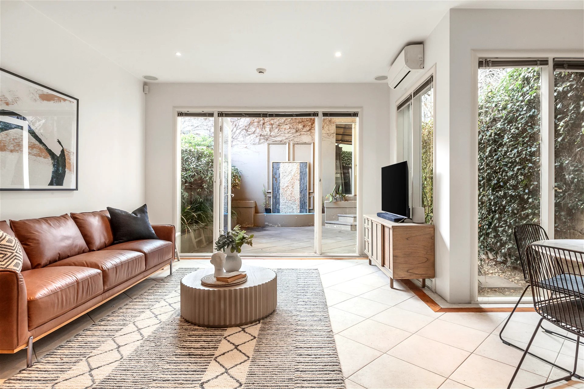 Rent $2500 per/week fully furnished 10