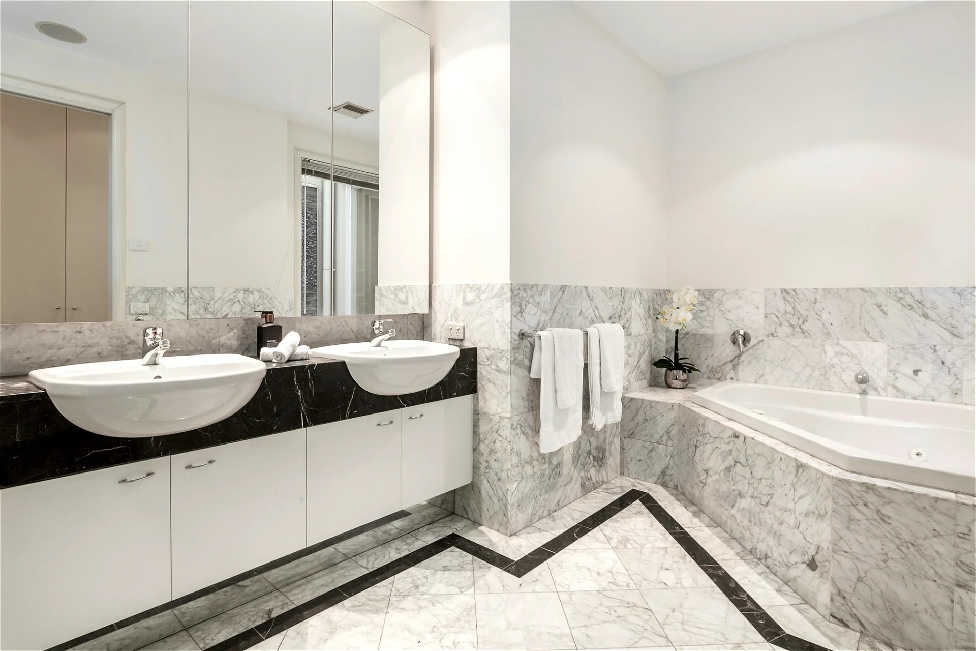 Rent $2500 per/week fully furnished 14