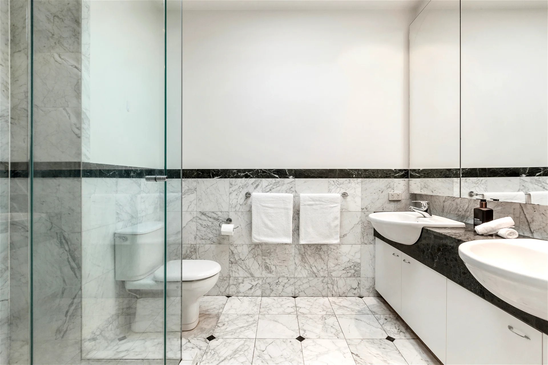 Rent $2500 per/week fully furnished 15