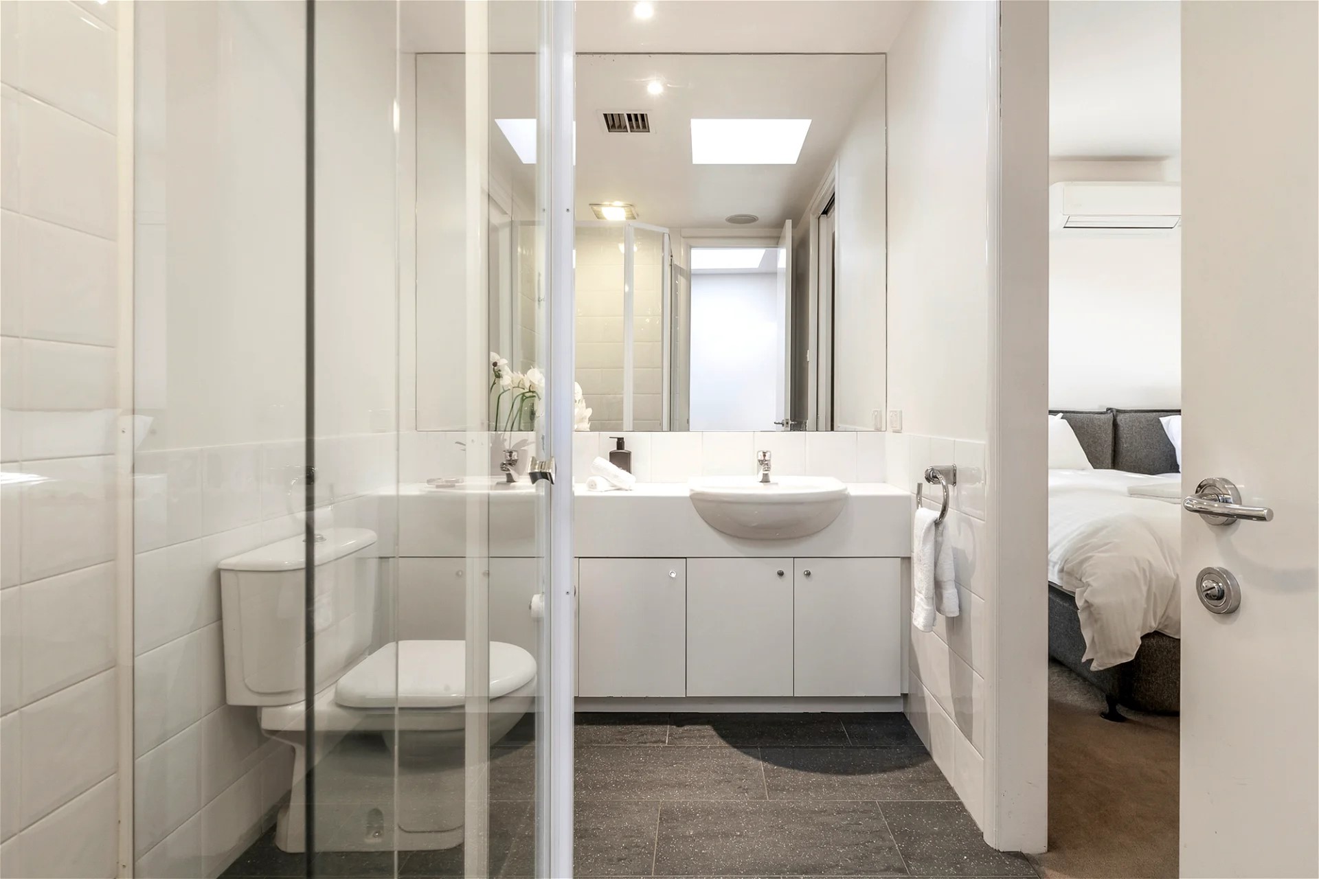 Rent $2500 per/week fully furnished 16