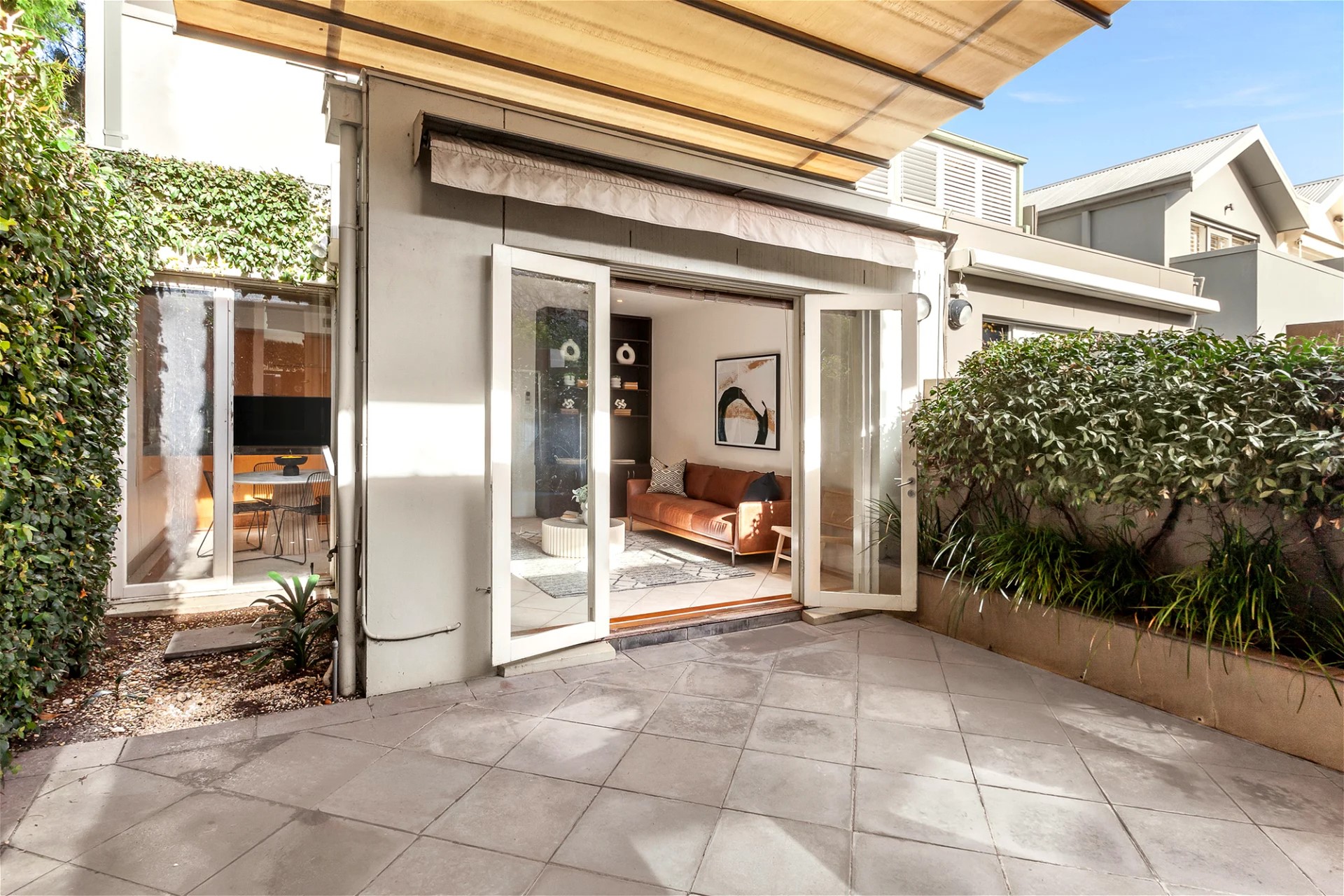 Rent $2500 per/week fully furnished 18