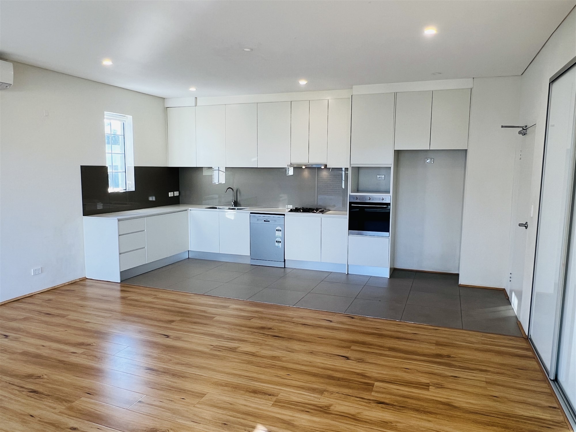 TOP FLOOR – 2 BEDROOM APARTMENT WITH LARGE OPEN SPACE BALCONY