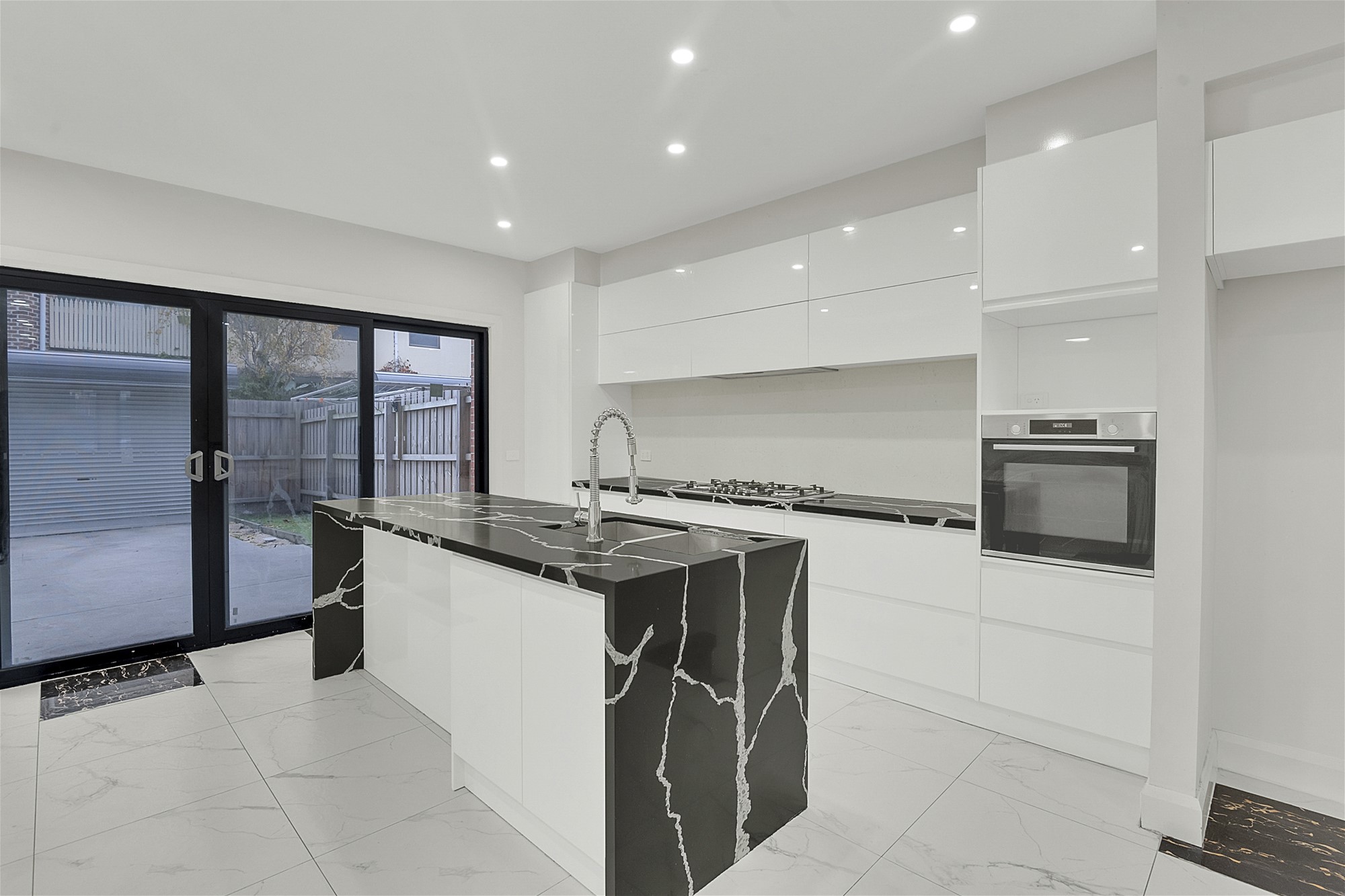 New 3BR modren House off 6
