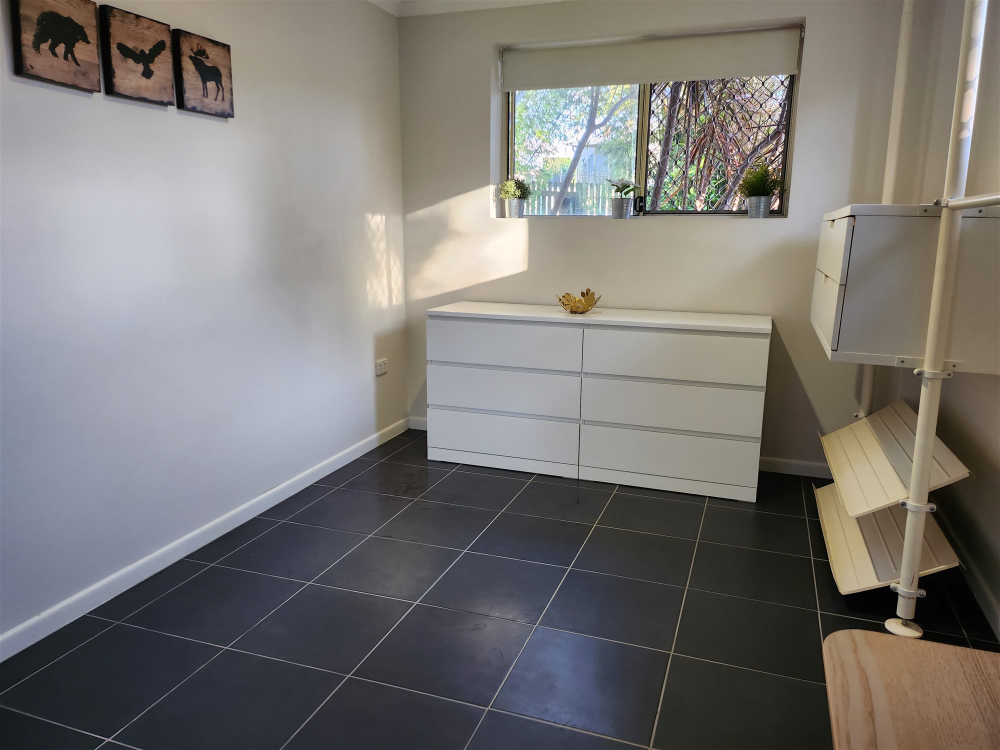 Modern Private Studio – Everything 10