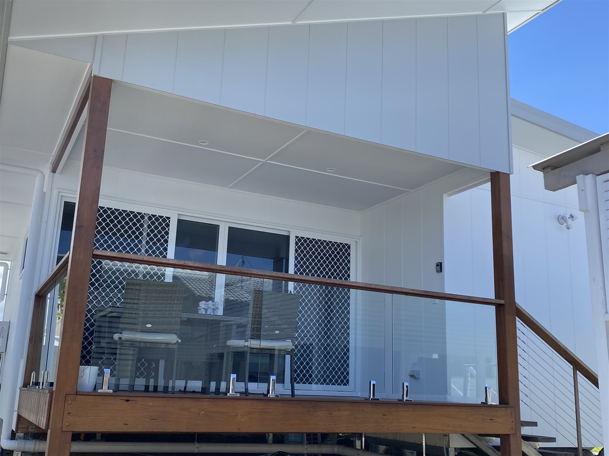 FULLY FURNISHED Free standing 2 2