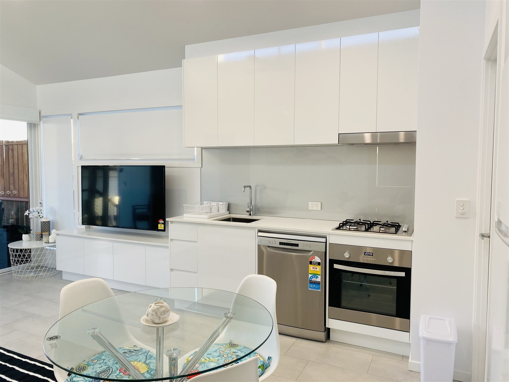 FULLY FURNISHED Free standing 2 4