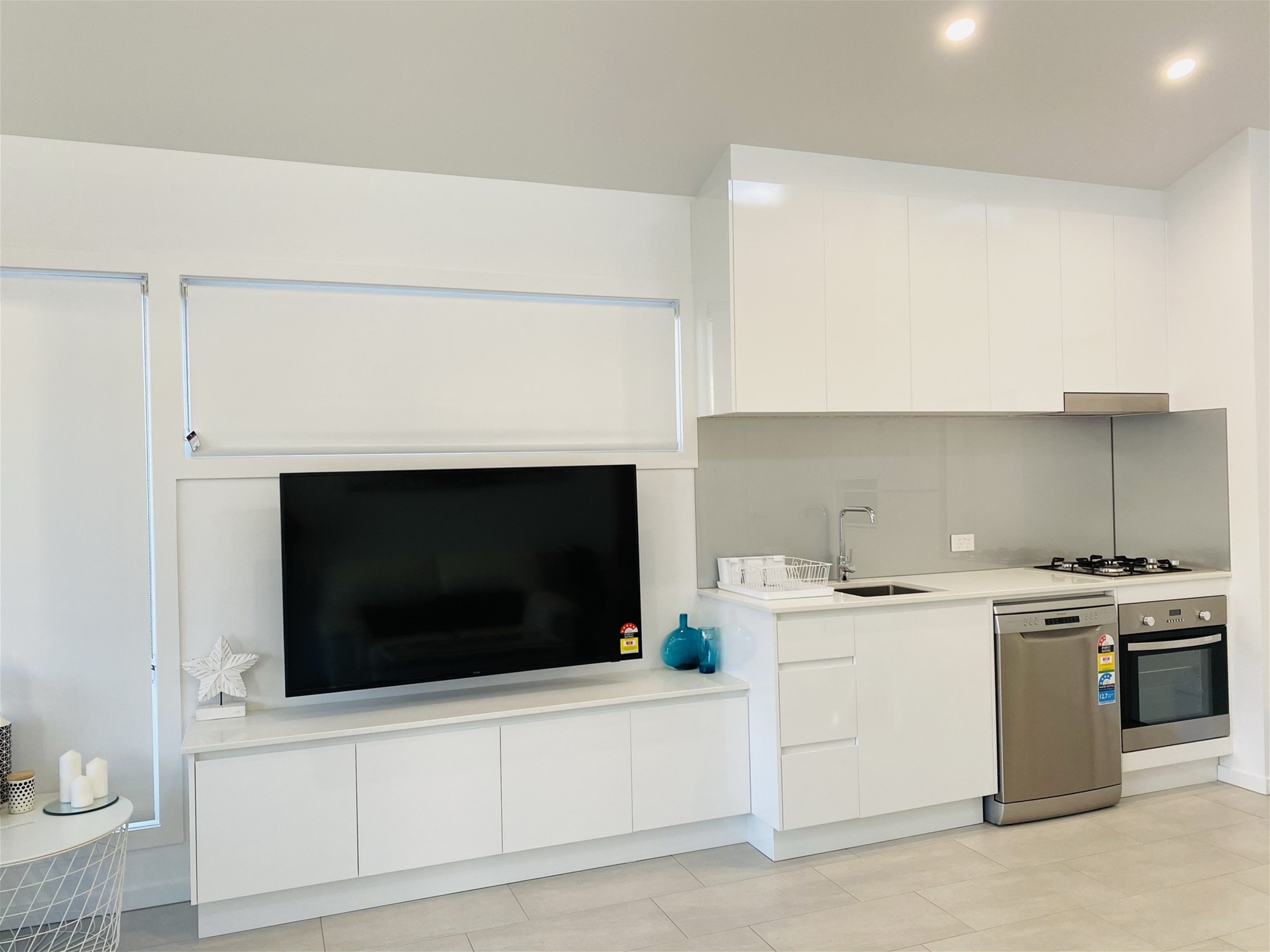 FULLY FURNISHED Free standing 2 3