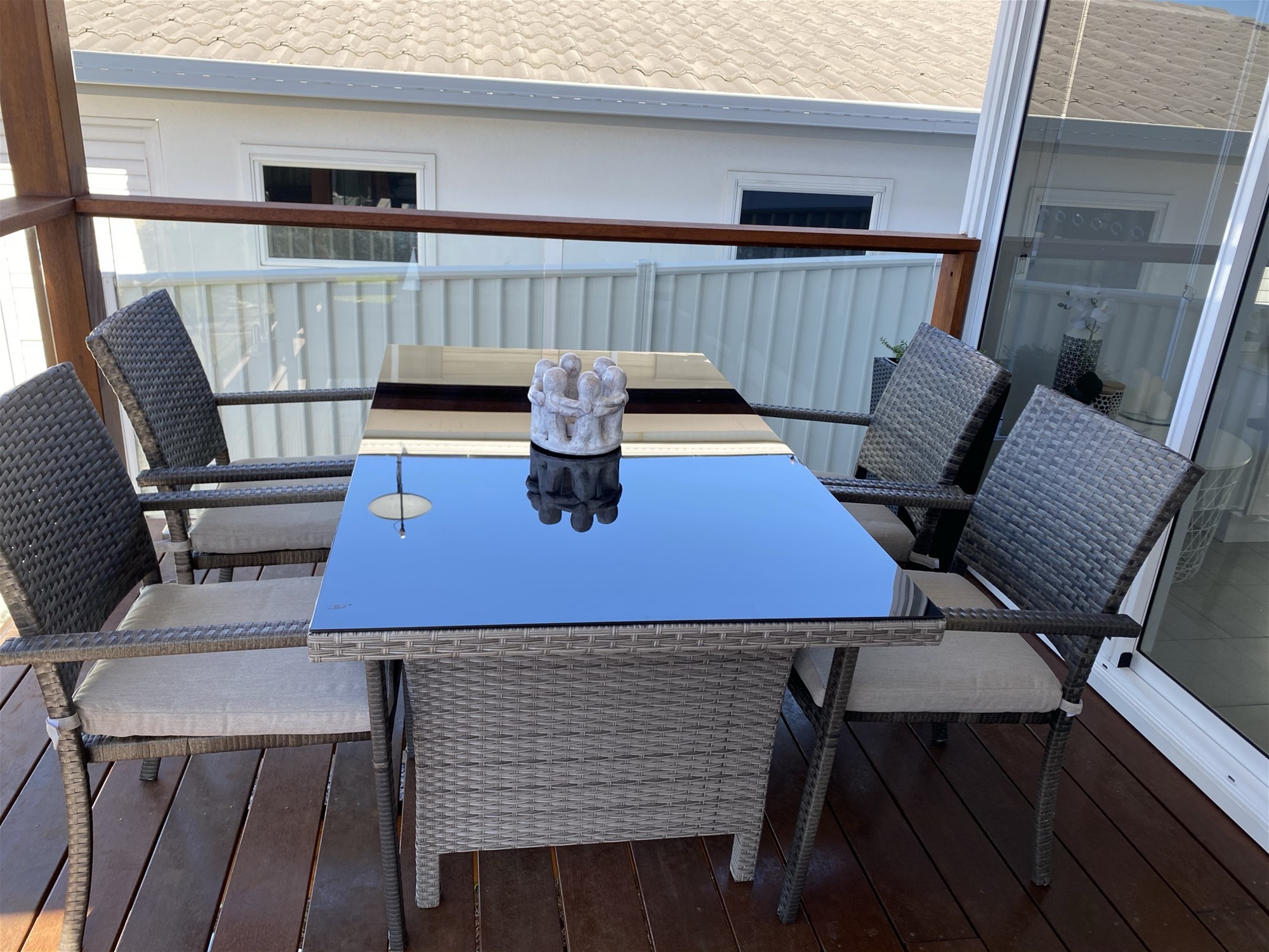 FULLY FURNISHED Free standing 2 6