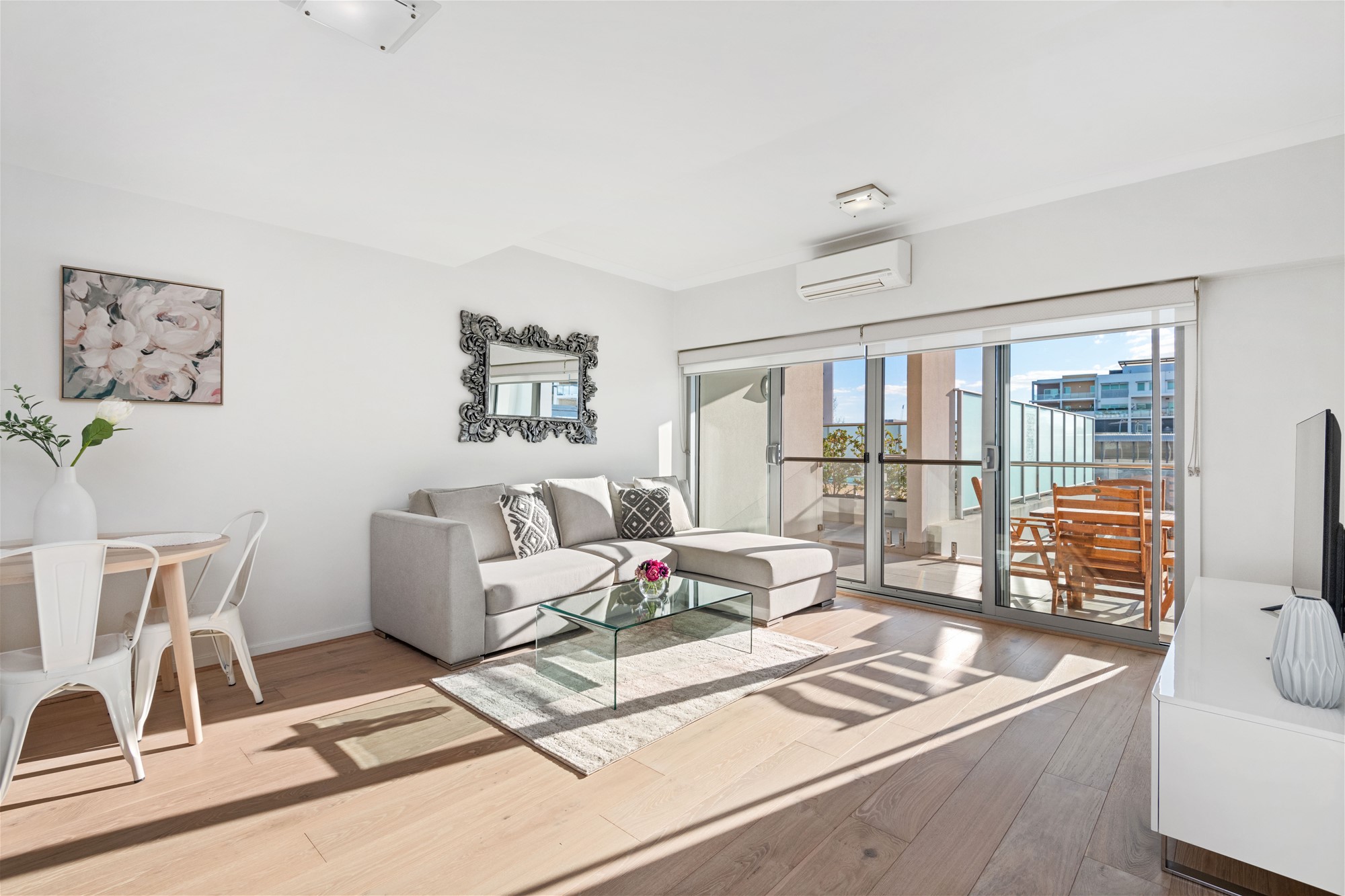 FURNISHED EXECUTIVE APARTMENT!
