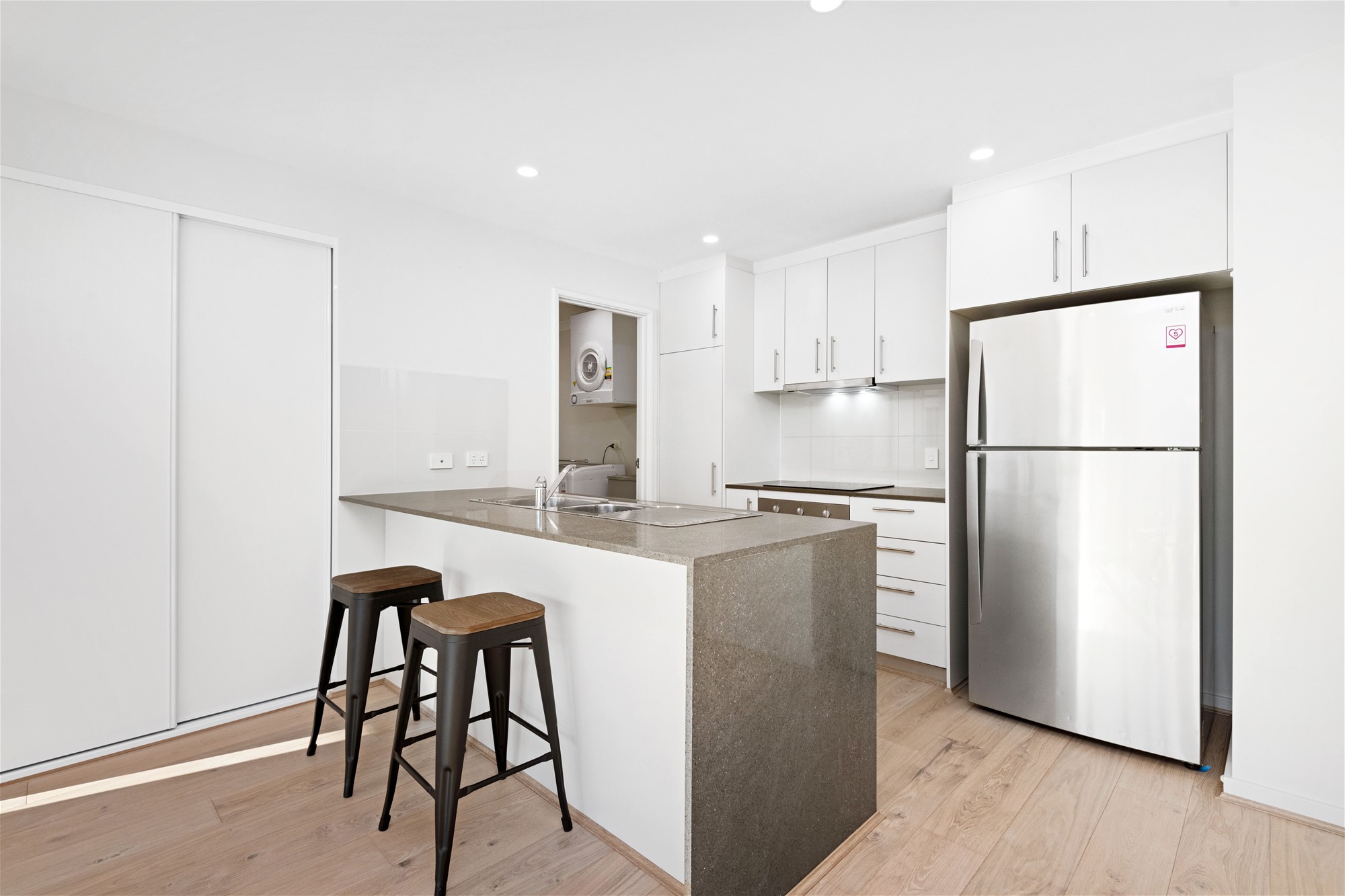 FURNISHED EXECUTIVE APARTMENT! 5