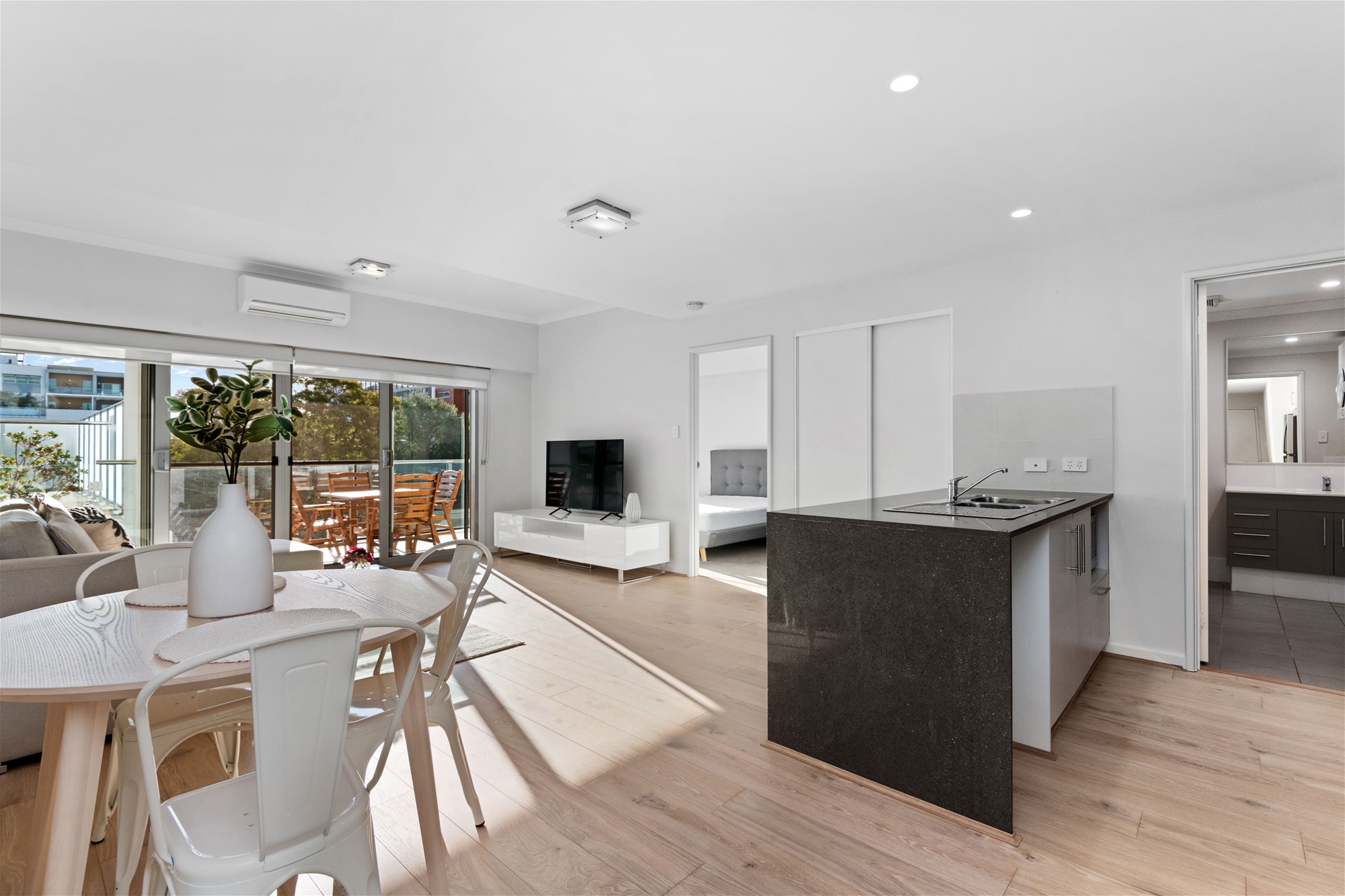 FURNISHED EXECUTIVE APARTMENT! 6