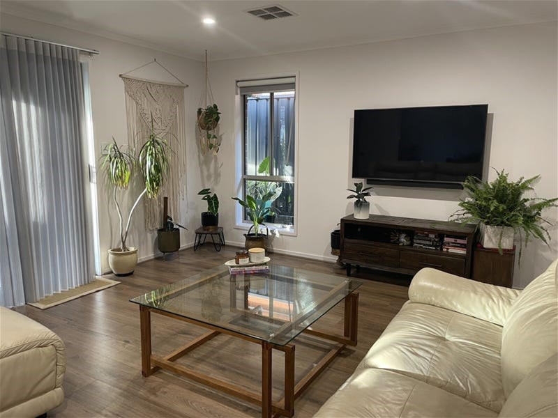 Ideal Park frontage location, overlooking 5