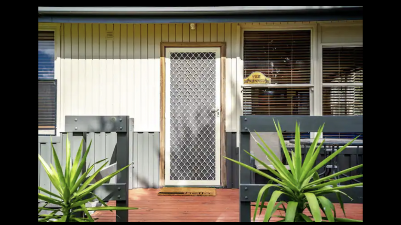 Three doors from the lake front with its walking trail to Goolwa Central