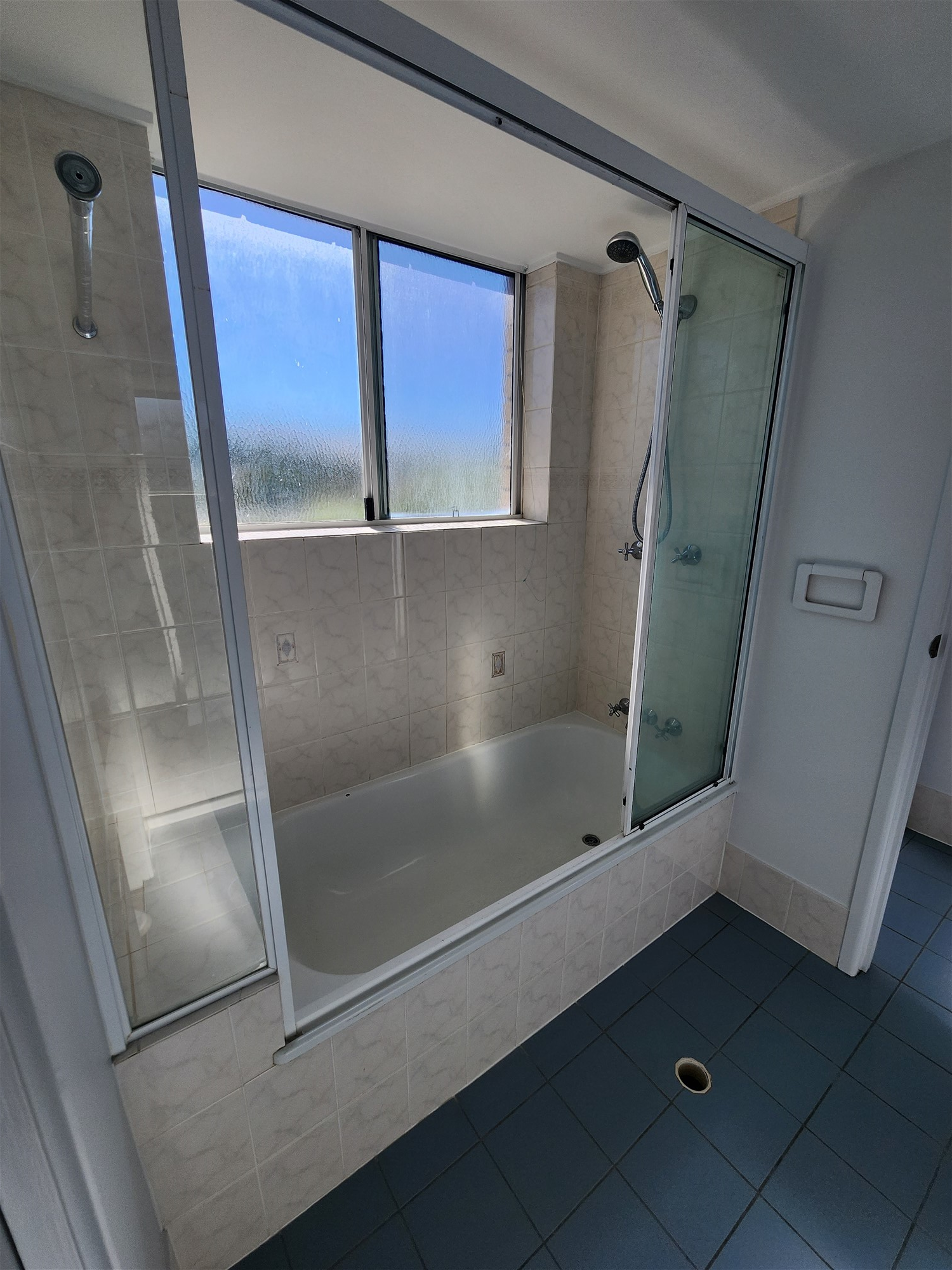 TIdy 2 Bed unit in 13
