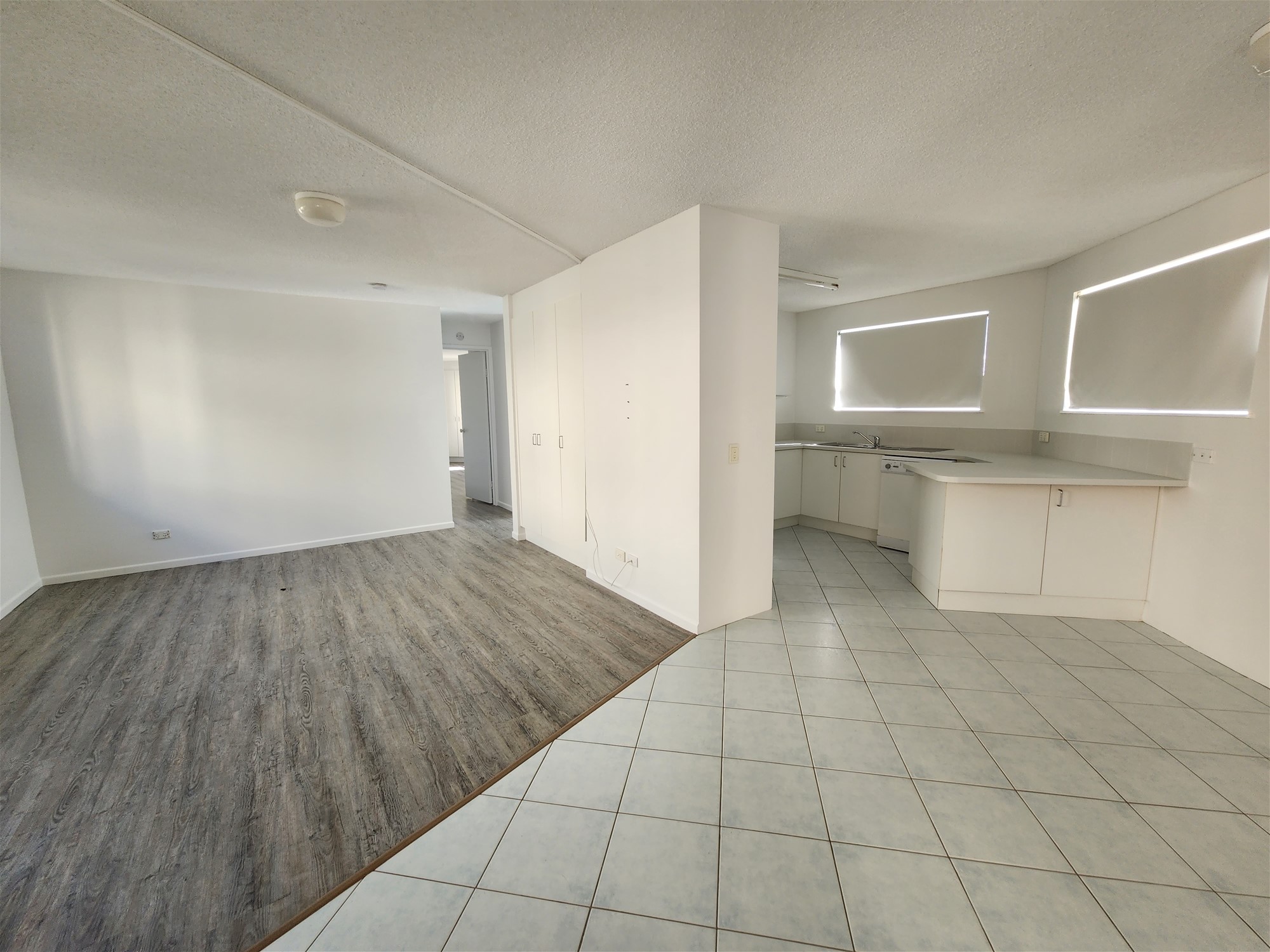 TIdy 2 Bed unit in Great Beach Location!