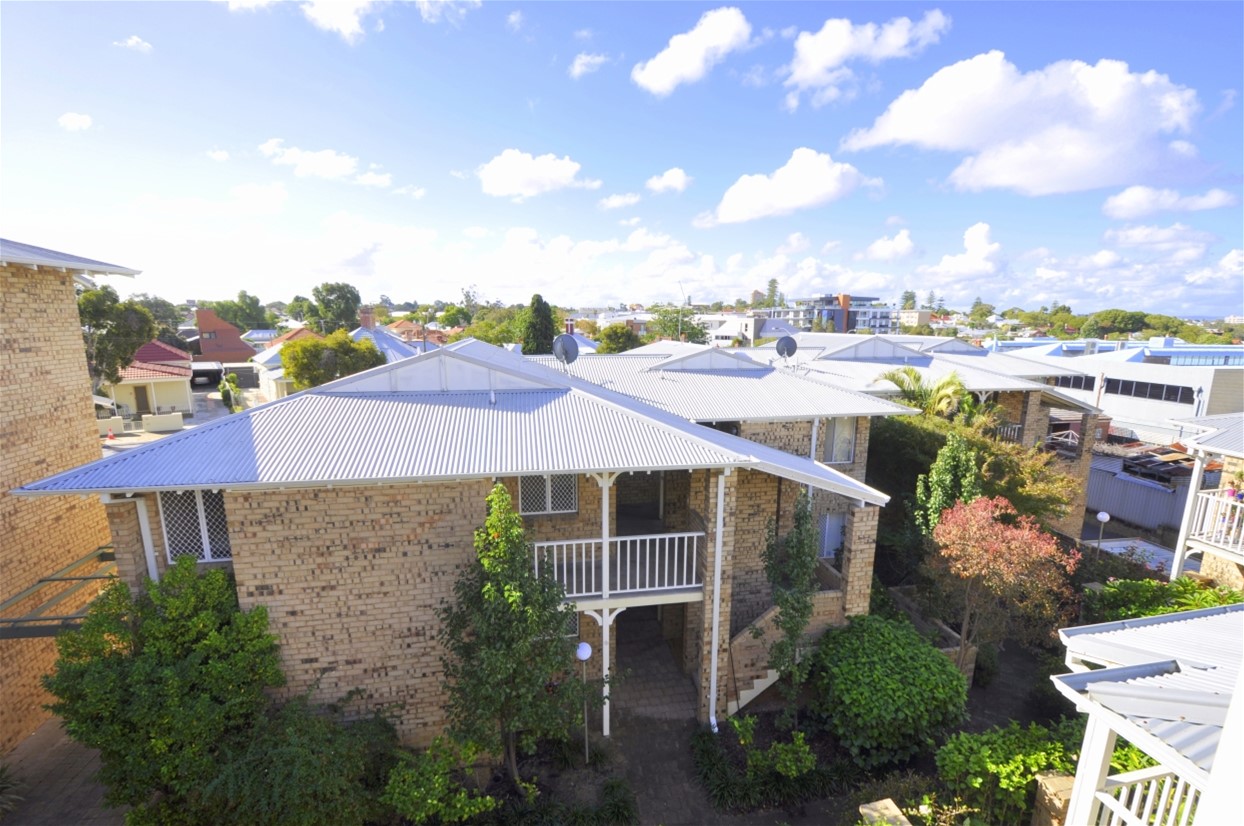 Mt LAWLEY   	2 4
