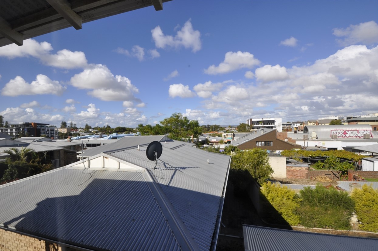 Mt LAWLEY   	2 13