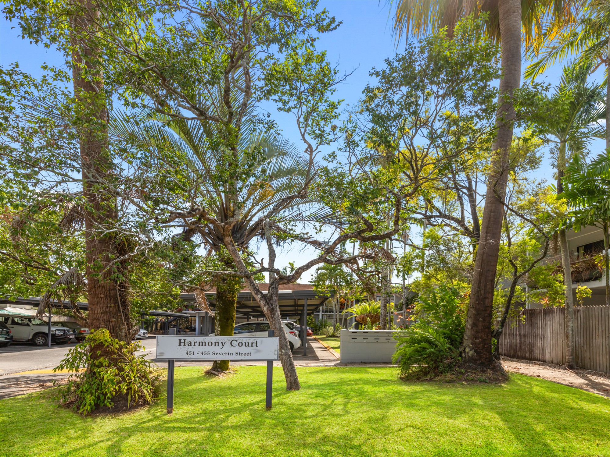 Tropical 1 Bed Room Unit close to CBD
