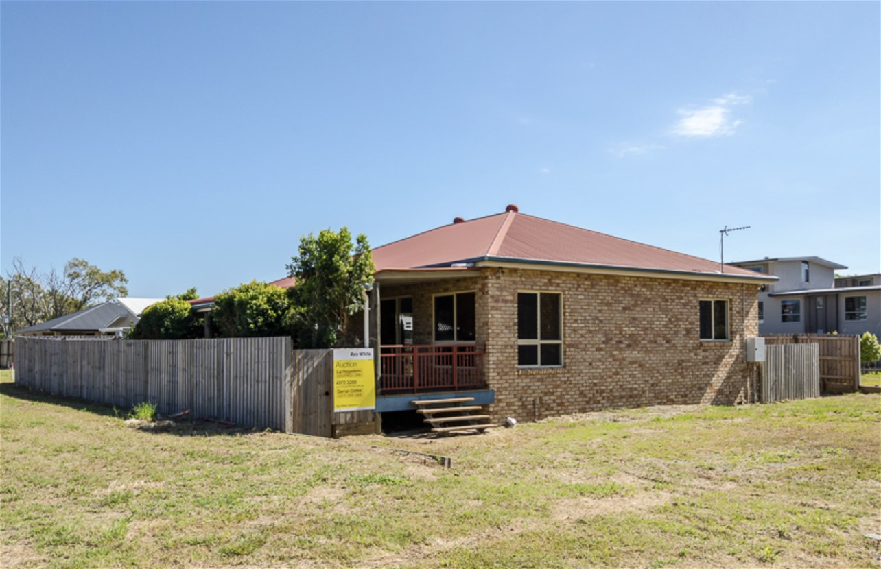 32 Powell close, 3 bedroom, 2 bathrooms, 2 living area. Air conditioning