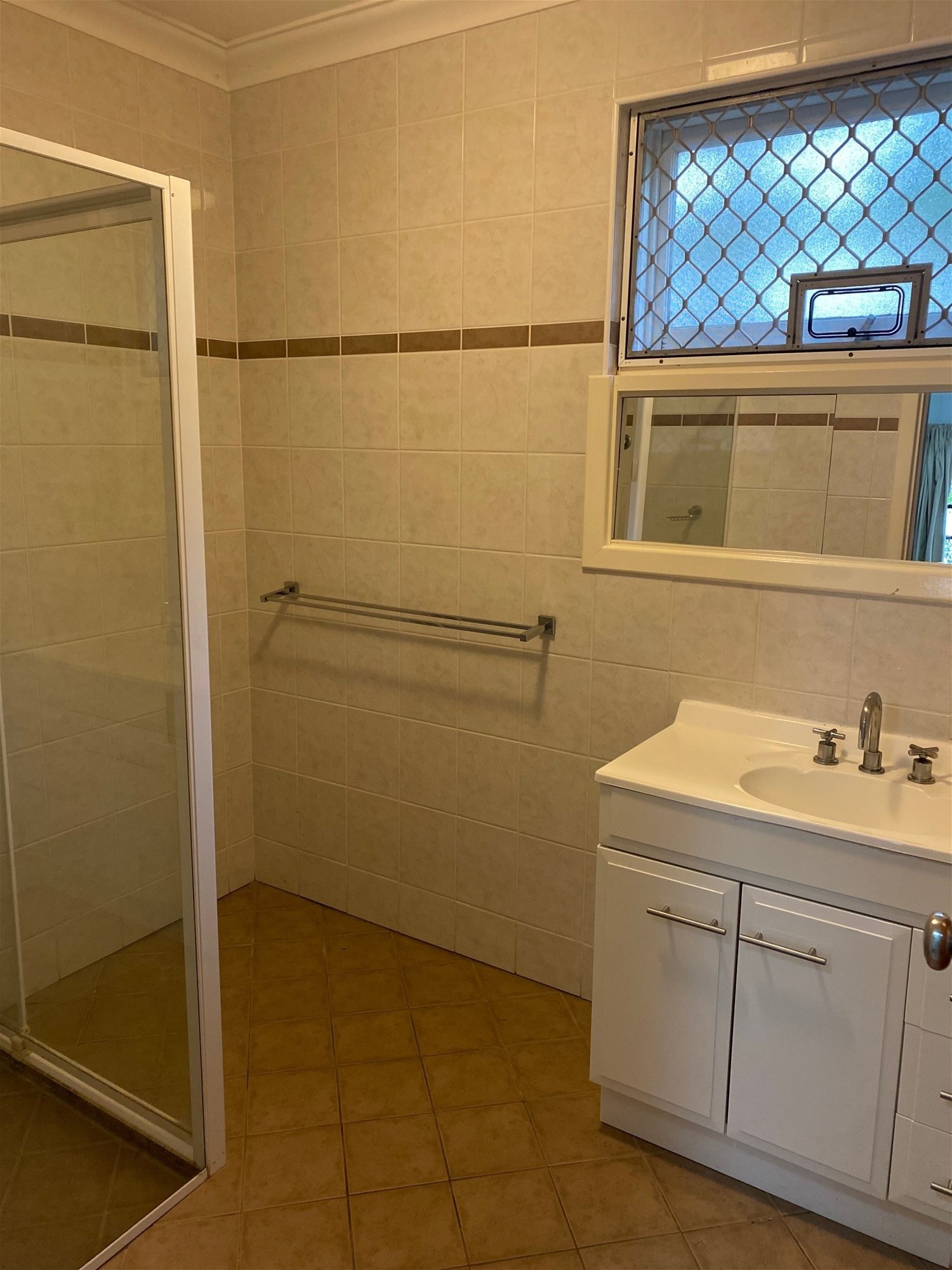 Clean and secure 3 bedroom 9