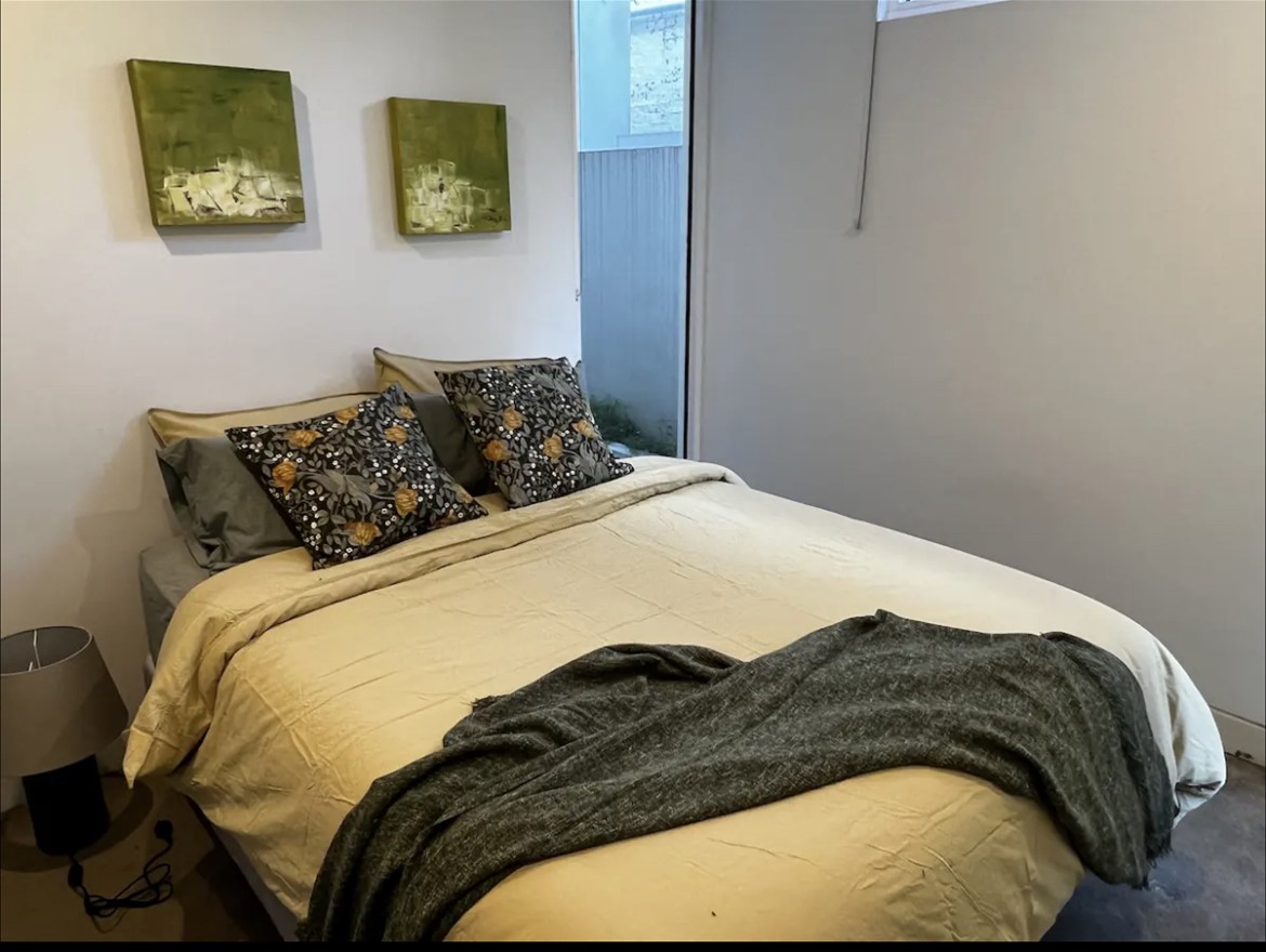 Fully furnished- 3 month minimum 4