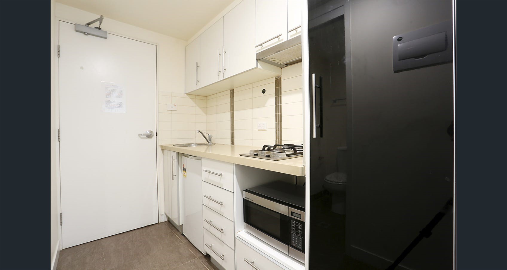 RENOVATED FURNISHED UNIT IN EXCELLENT 2