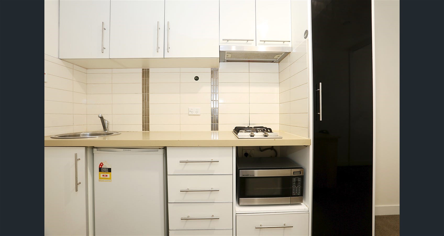RENOVATED FURNISHED UNIT IN EXCELLENT LOCATION
