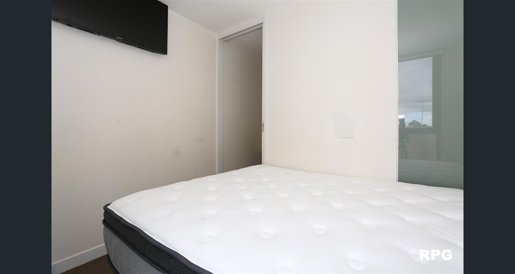 RENOVATED FURNISHED UNIT IN EXCELLENT 6