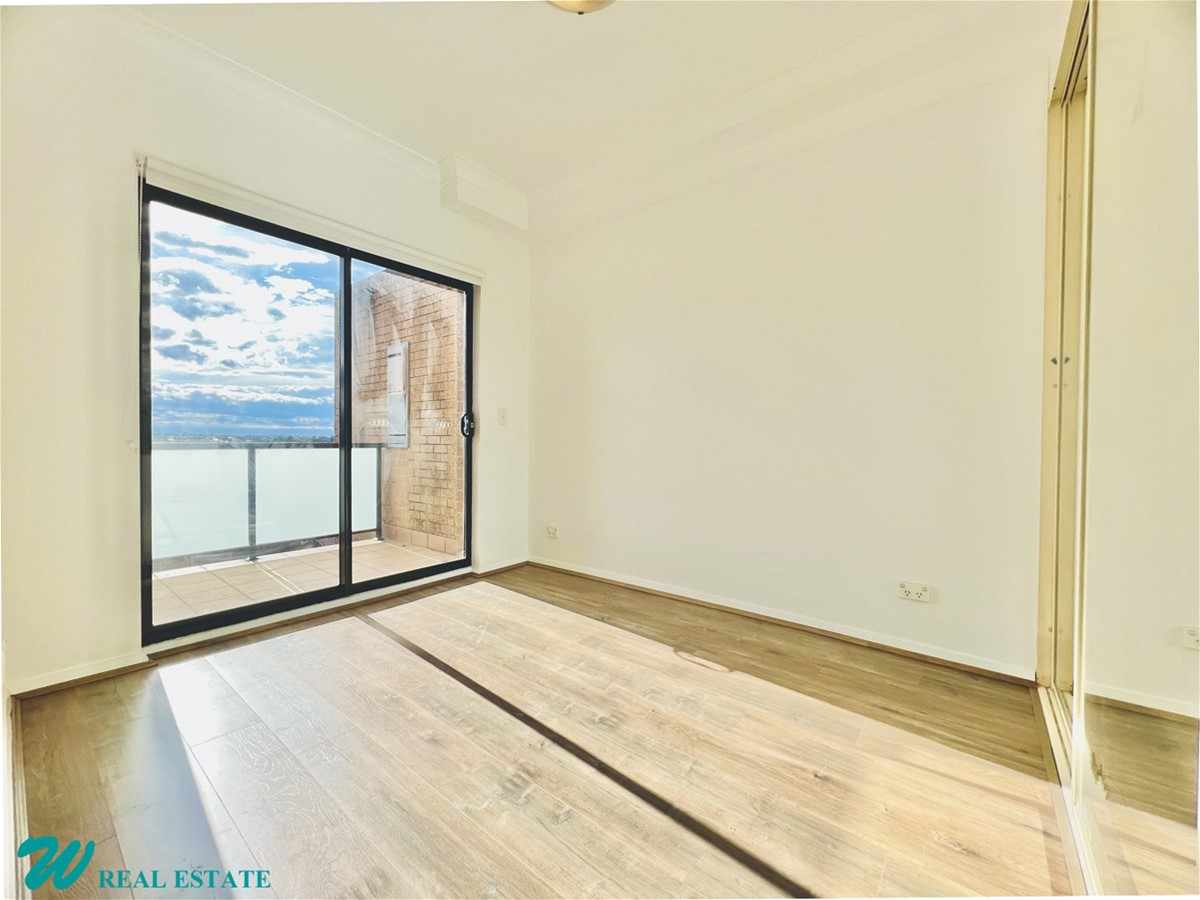 Top Floor Executive Apartment with 4