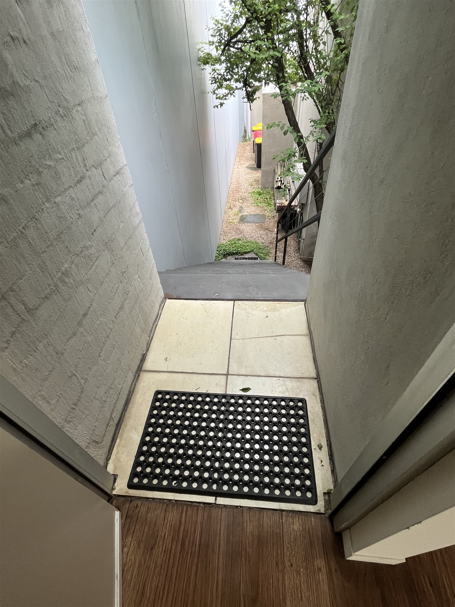 Light Filled 2 Level Apartment 22