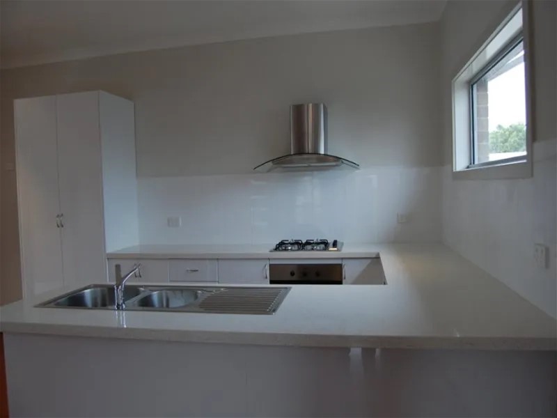 1/10 Kinnane Cres Sunshine, VIC 2