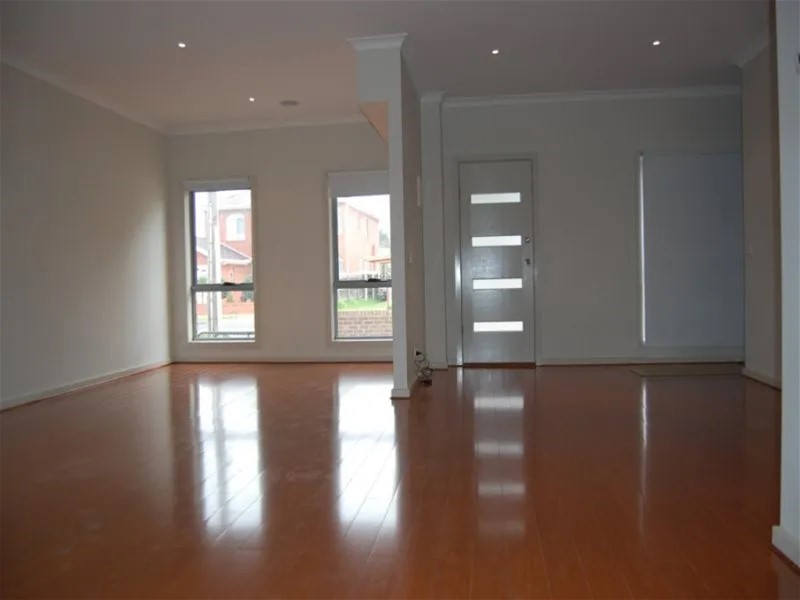 1/10 Kinnane Cres Sunshine, VIC 3