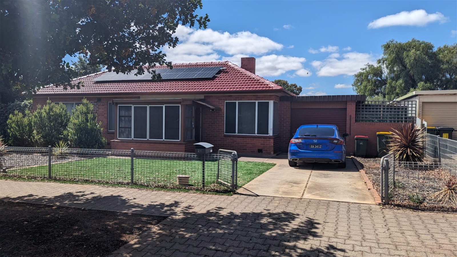 Rental in central location walking distance to public transport, shops and schools.