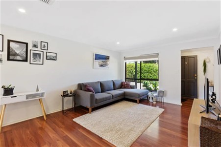 Beautifully presented, low maintenance, close 2