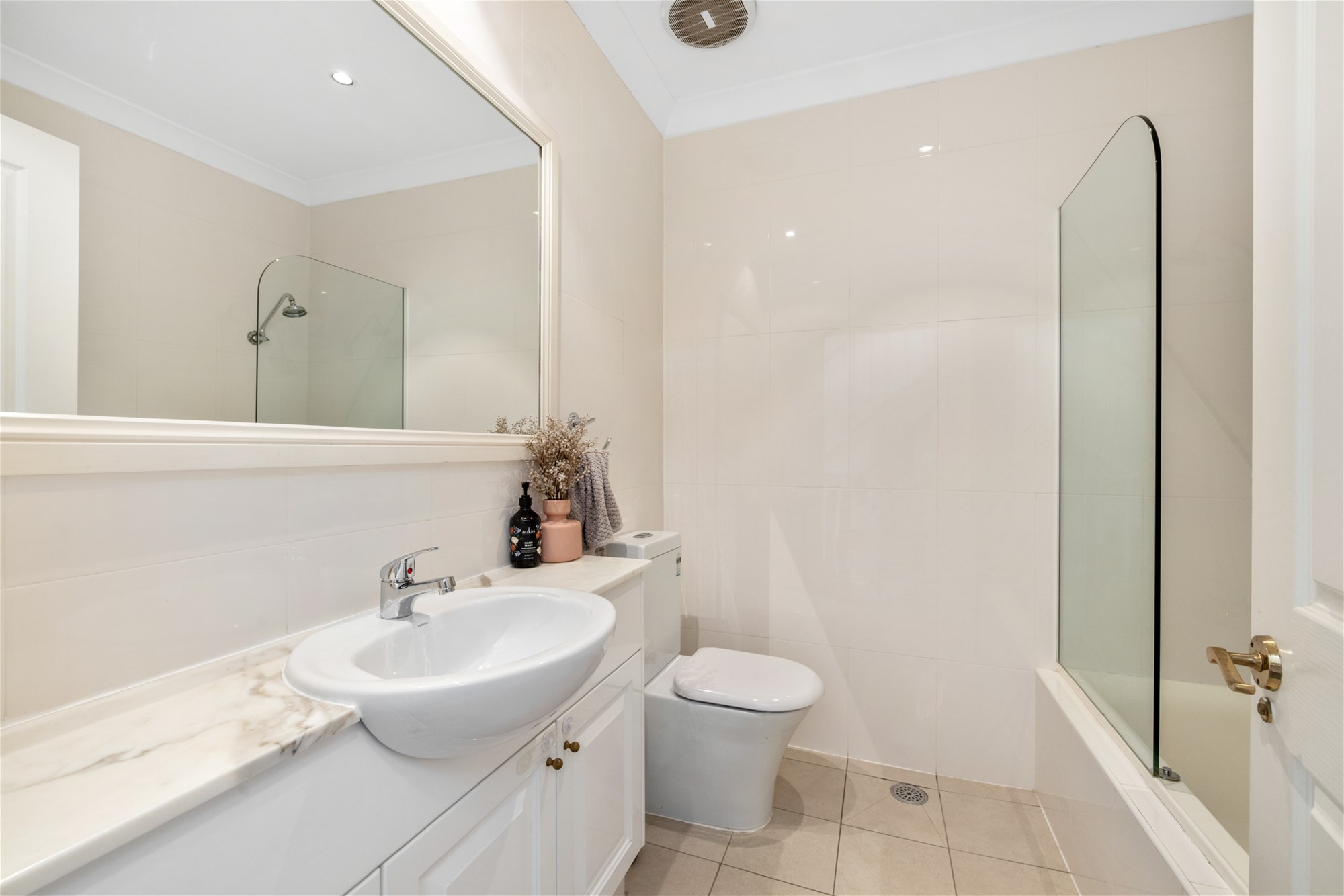 Modern 2br + Study: Pet 8