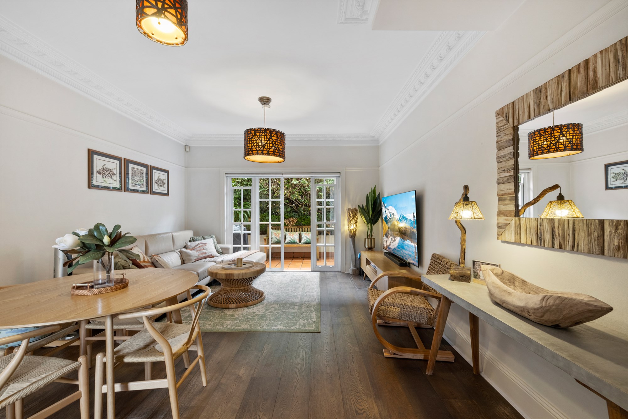 Modern 2br + Study: Pet friendly, Elegant Townhouse, 650m from Balmoral beach