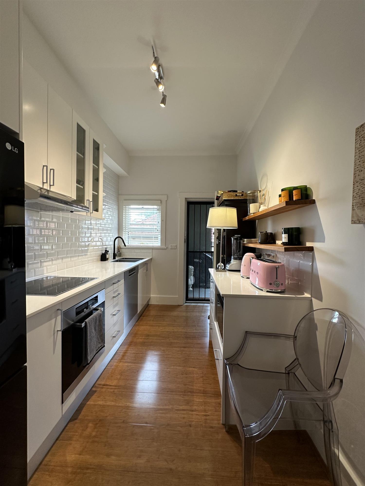 SOPHISTICATED EXECUTIVE ART DECO APARTMENT 5