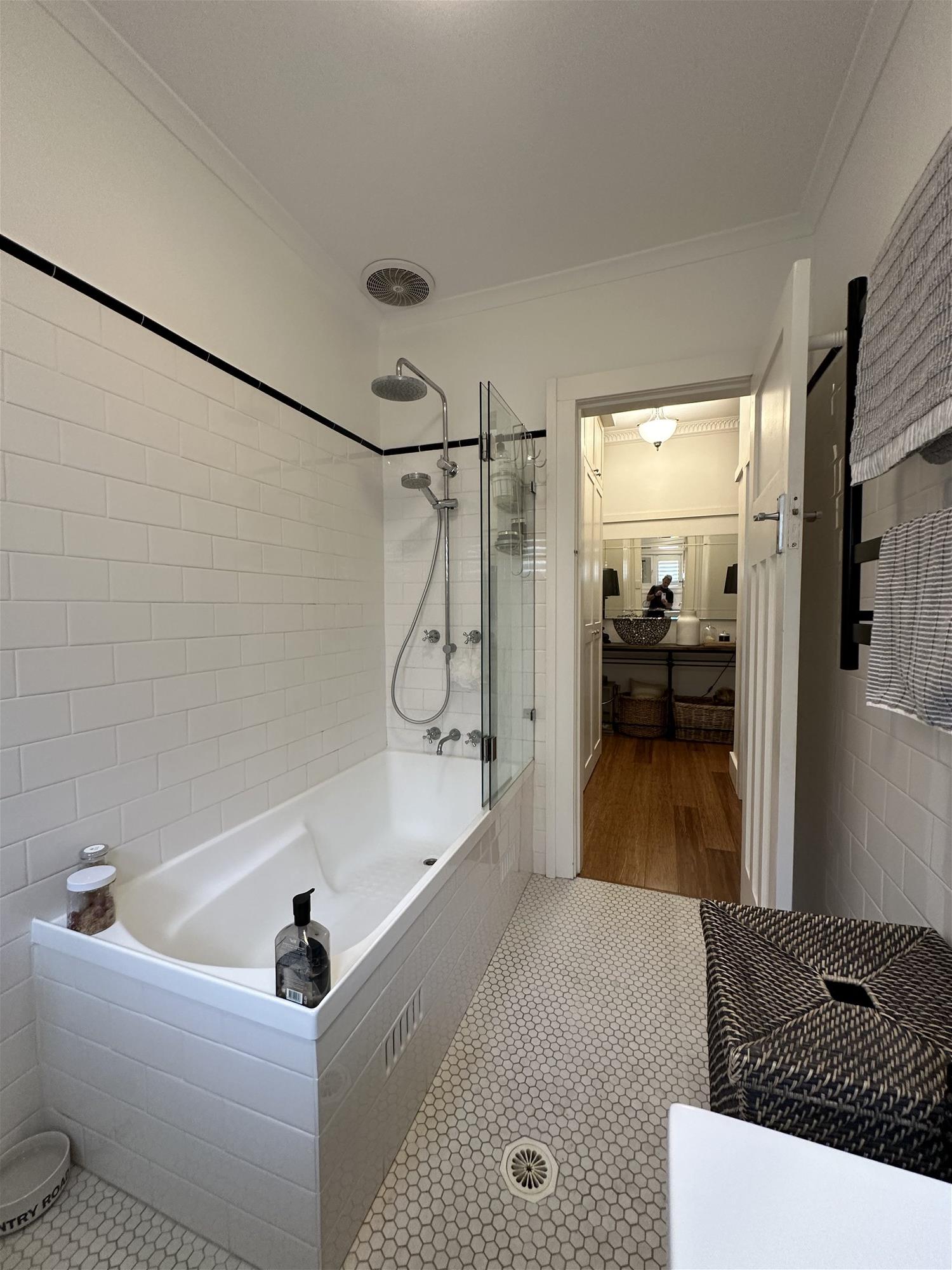 SOPHISTICATED EXECUTIVE ART DECO APARTMENT 16