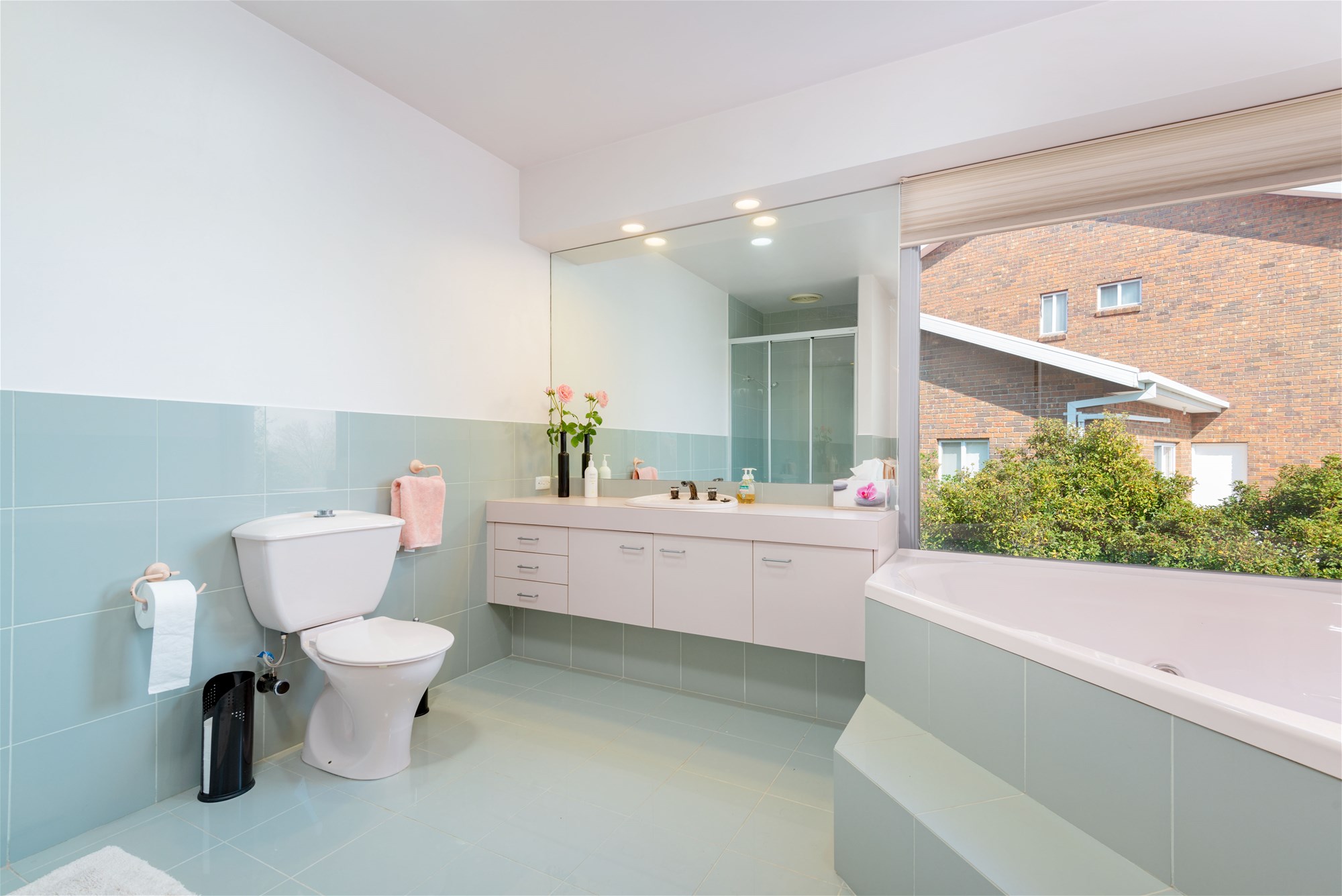 “Modern and Spacious Home for 11