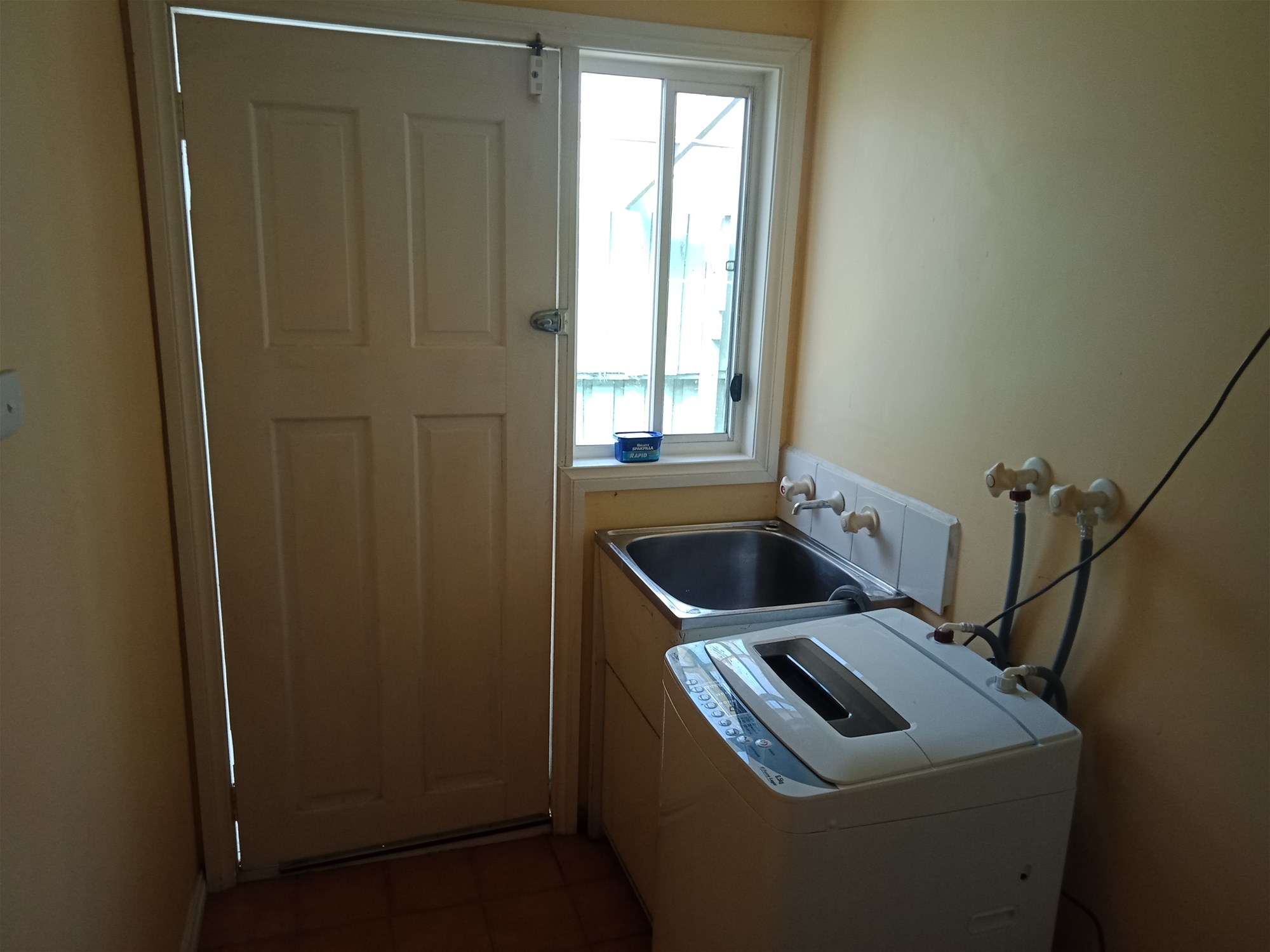 Spacious 2 bedroom unit in 10