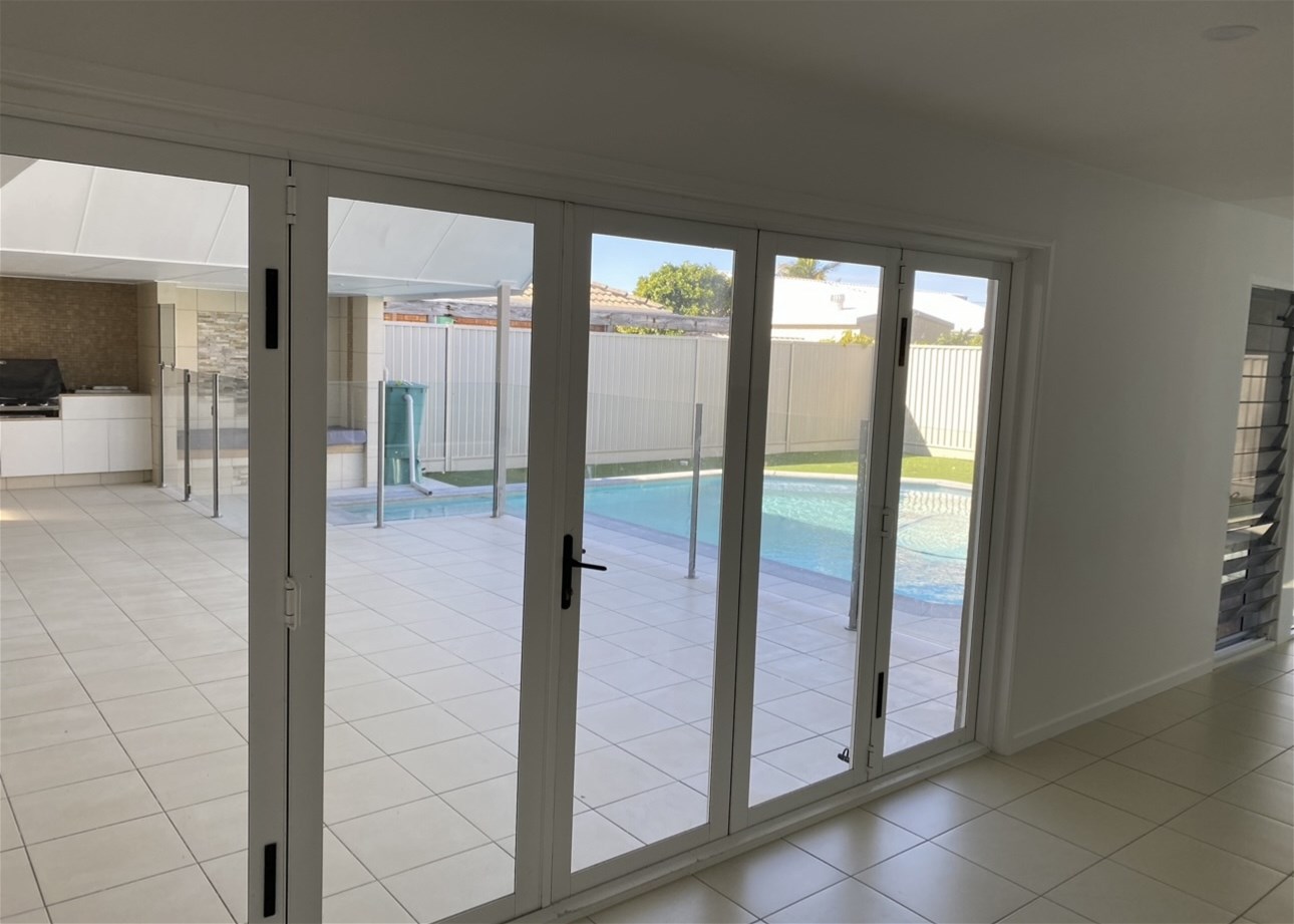 Spacious Family Home & Just 8
