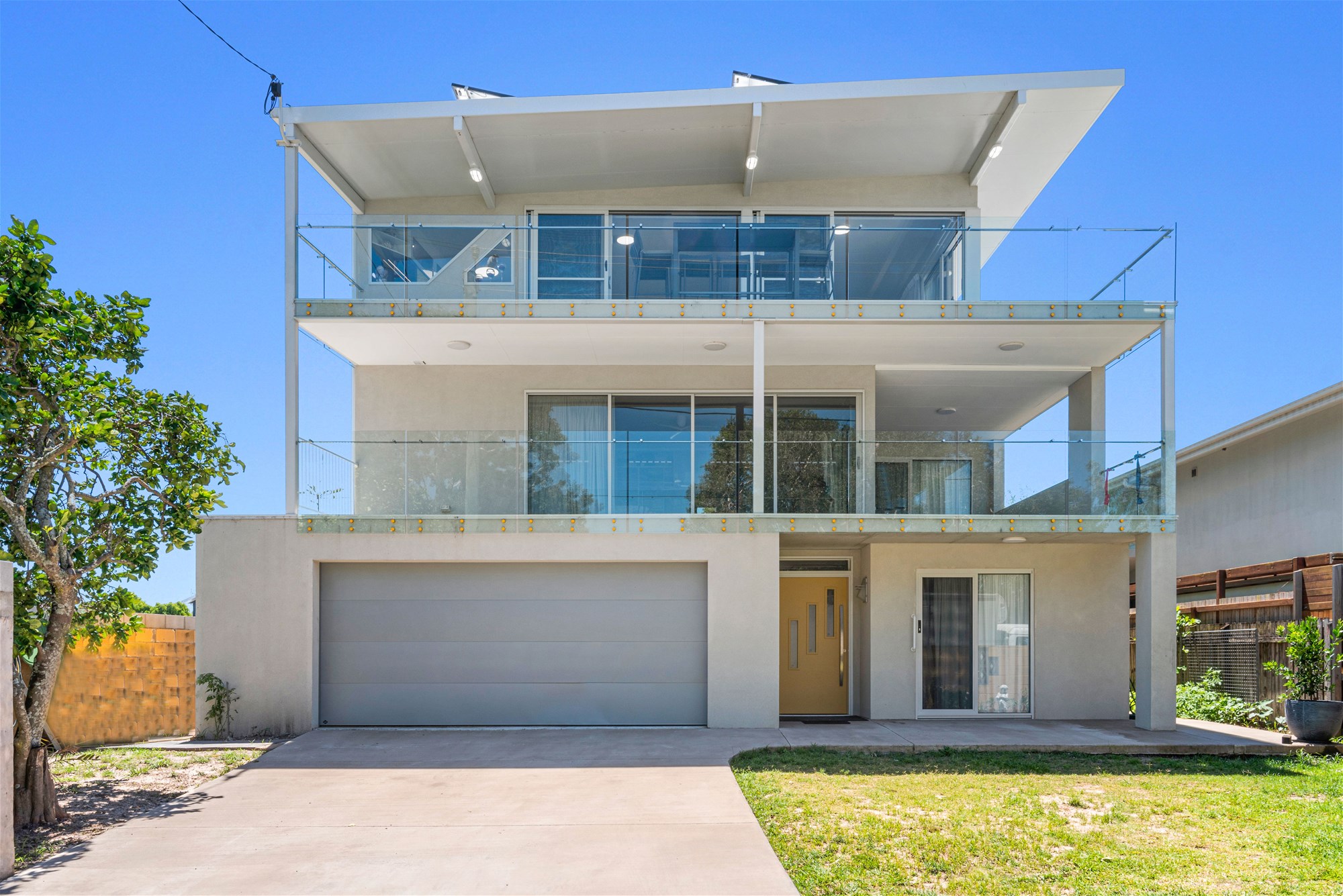 TOP FLOOR FLAT WITH OCEAN 14