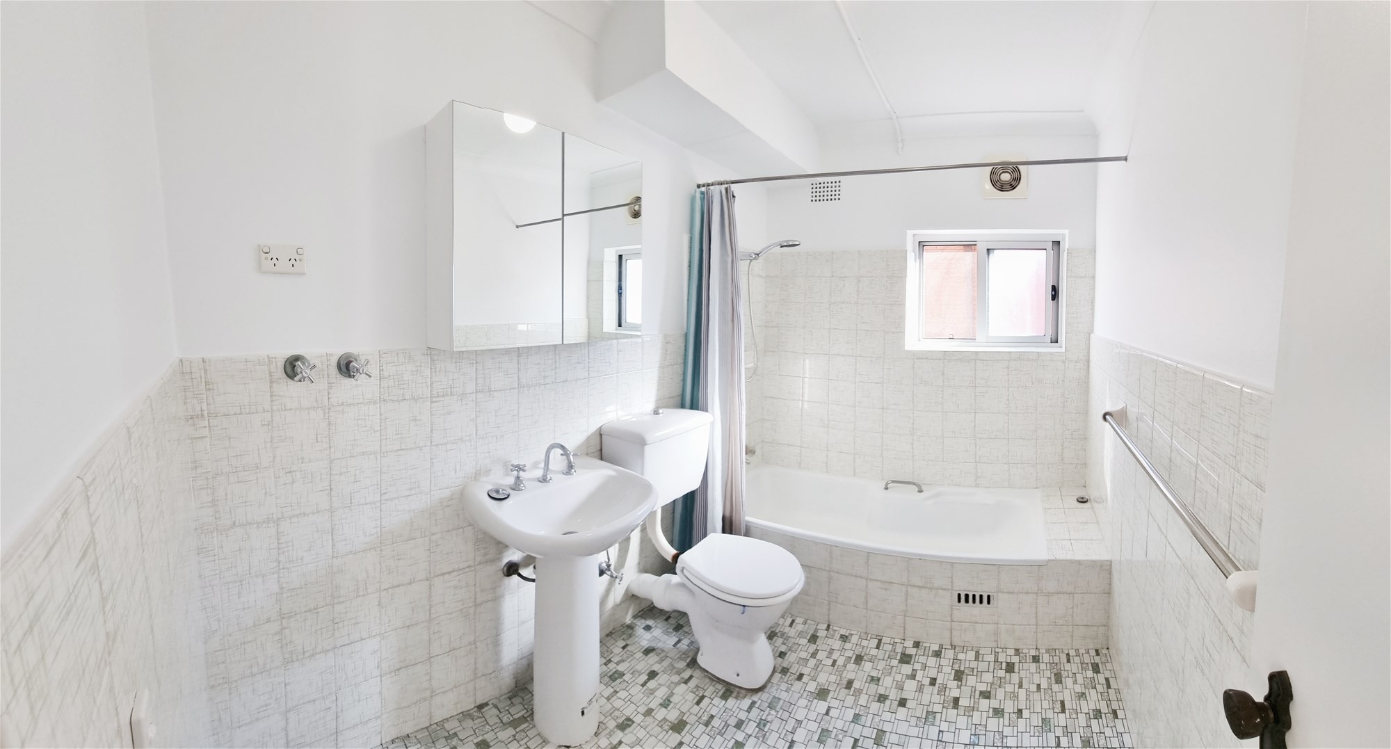 LEASED – RENOVATED 2 BEDROOMS 4