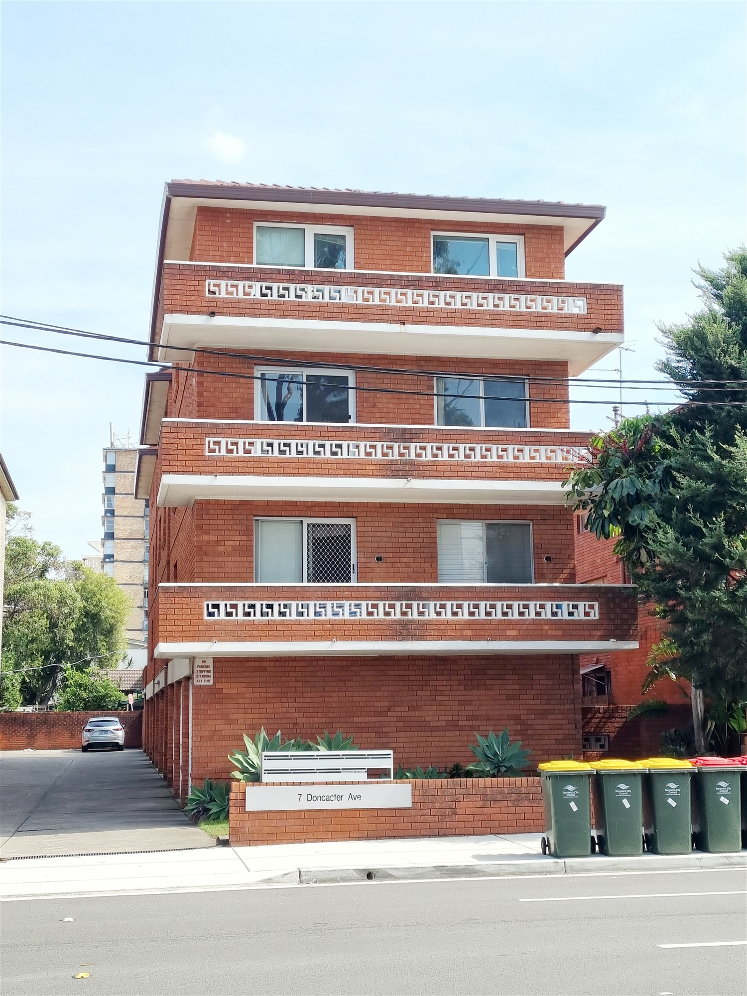 LEASED – RENOVATED 2 BEDROOMS UNIT OPPOSITE CENTENNIAL PARK – CLOSE TO LIGHT RAILS, BUS AND BEACHES