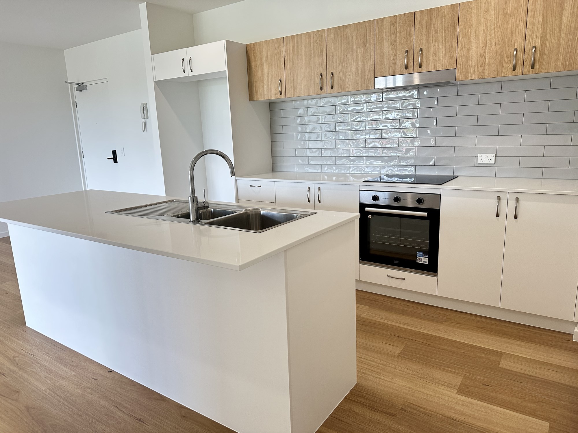 3 BEDROOM 3 BATHROOM APARTMENT NEXT TO SHOPPING CENTRE