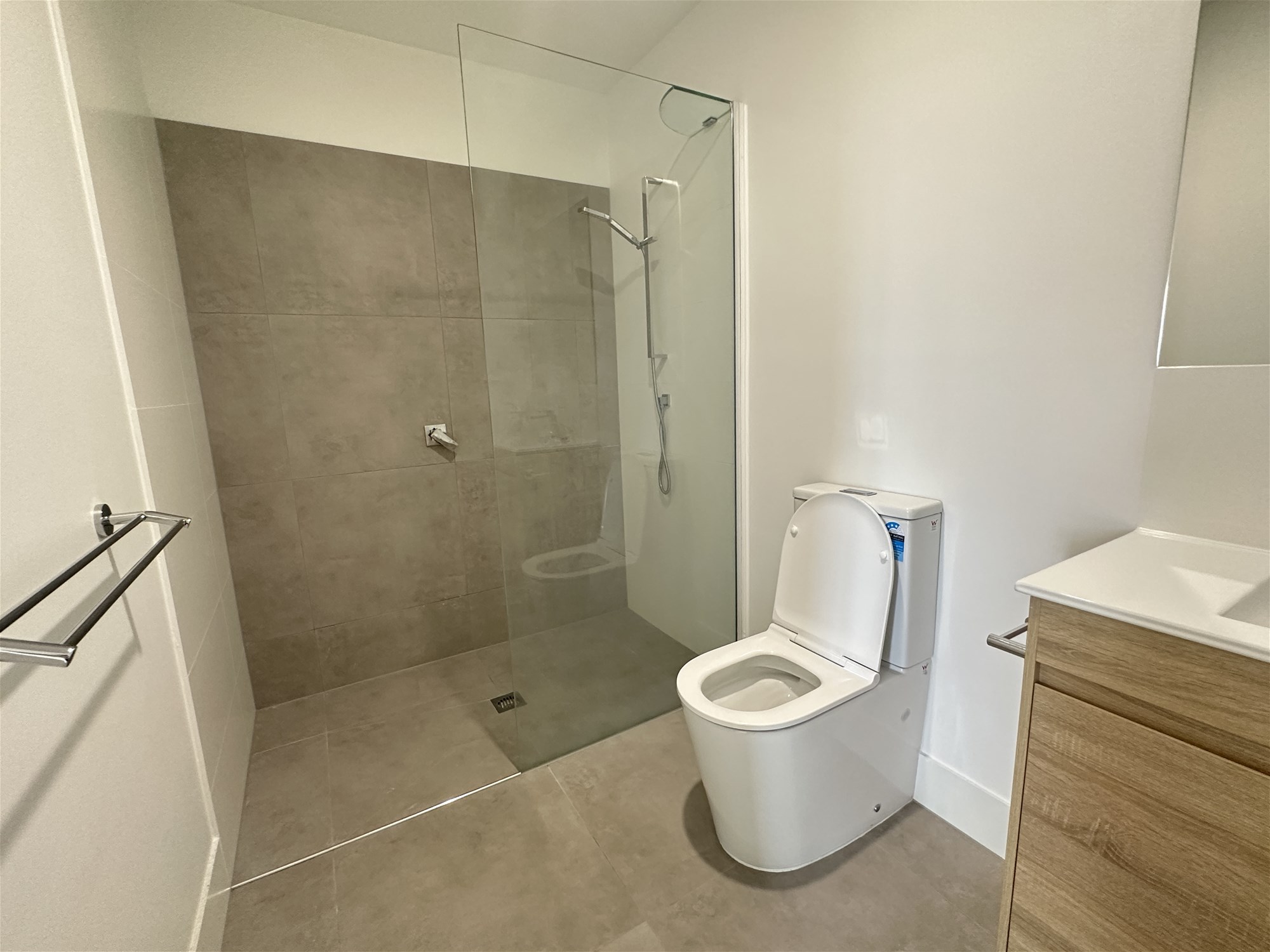 3 BEDROOM 3 BATHROOM APARTMENT 5