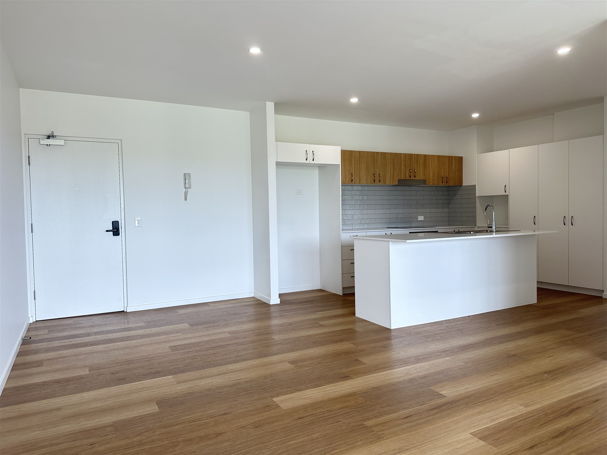 3 BEDROOM 3 BATHROOM APARTMENT 10