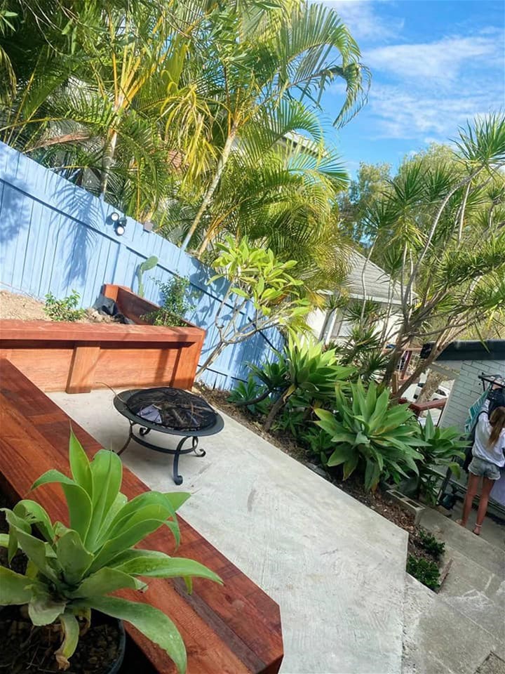 North Burleigh Shared 2 Bed 1 Bath Apartment    Beach side of GC highway.    Stroll to beach